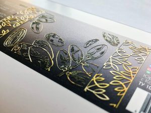 Выборочный УФ-лак на стикерпаке — блестящие акценты и объёмные элементы